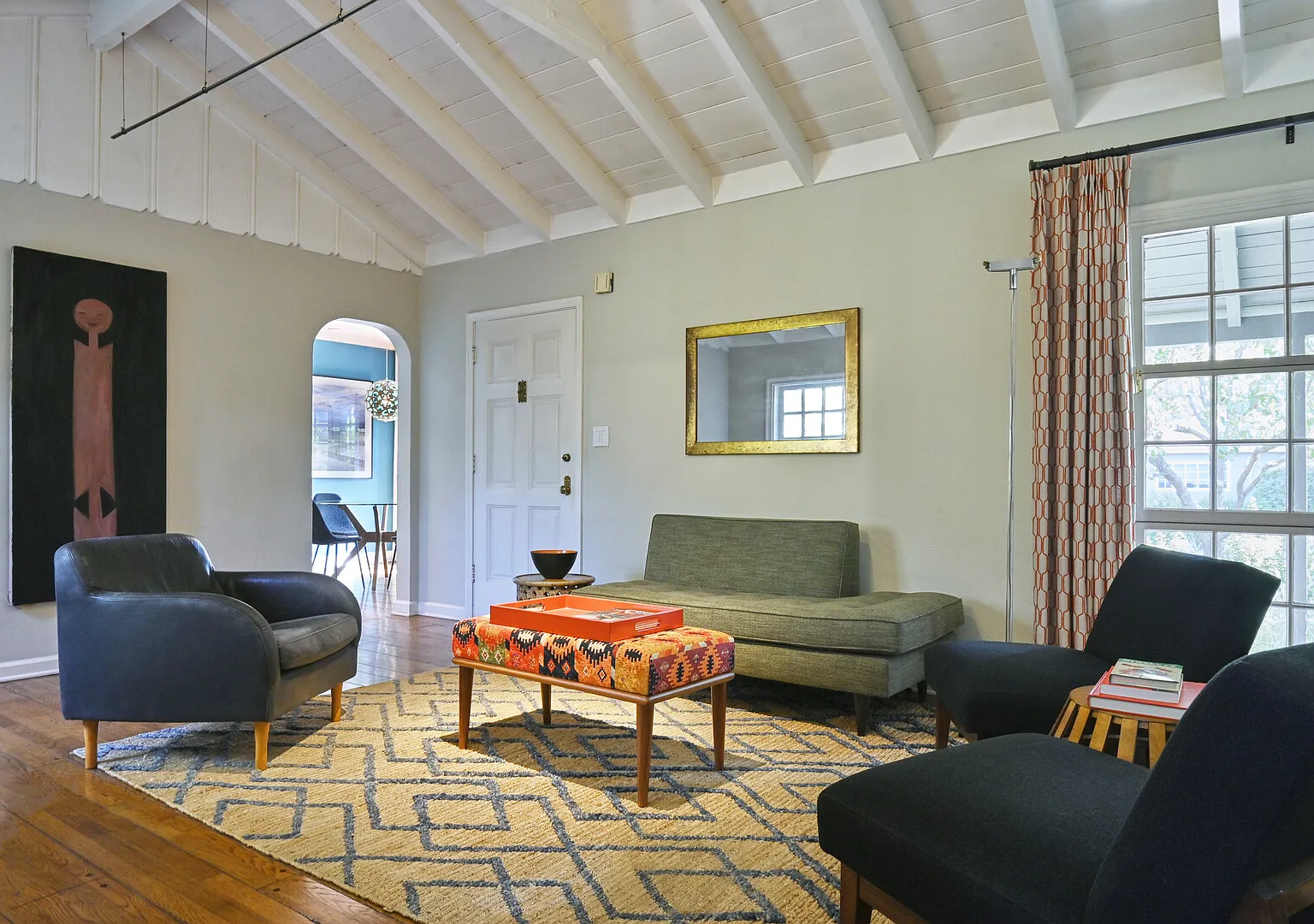 Charming 2-Bedroom Garden Retreat in Valley Village — Photo 2