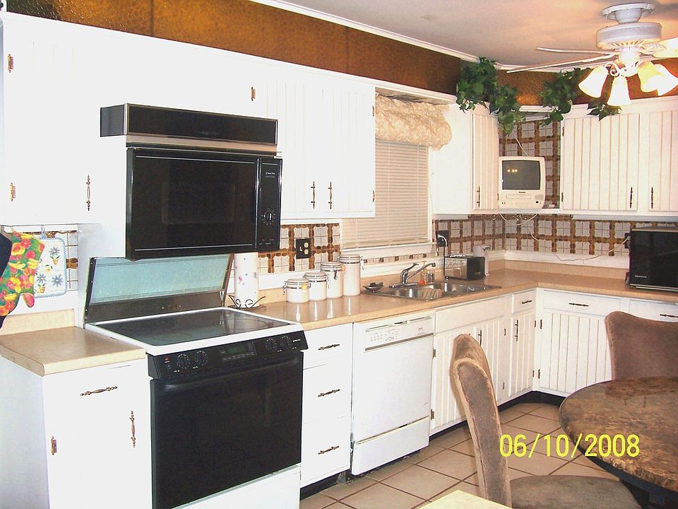 EAT-IN KITCHEN
