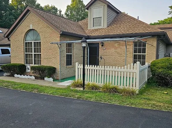 1262 Stanford Ct, Coraopolis, PA 15108