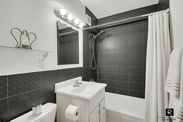 Sold by R New York | media 7