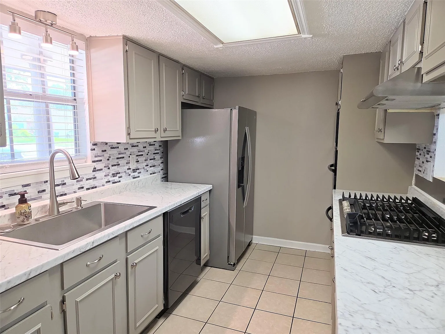 3 bed, 2.0 bath, 1579 sqft, $2,150 — Photo 4