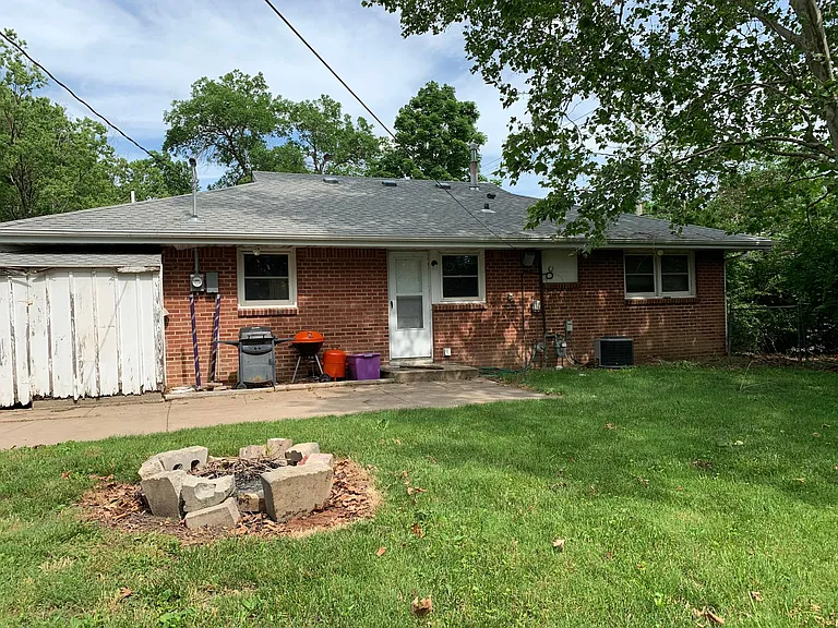 1403 Hillcrest Dr — Photo 3