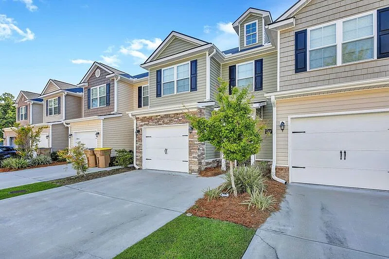 3 bed, 2.5 bath, 1556 sqft, $1,950 — Photo 3