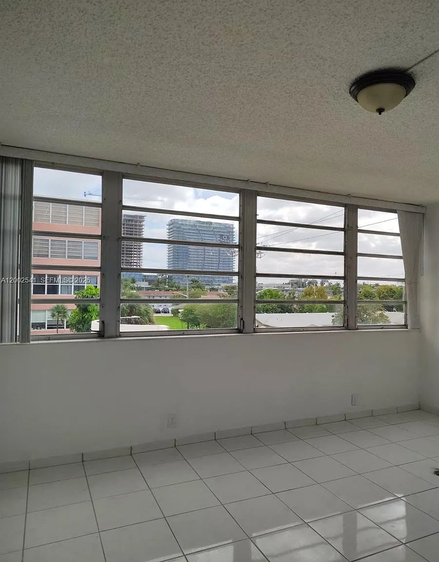 Eldorado Plaza West Condo — Photo 2