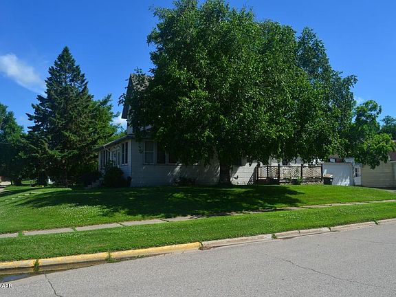 3rd image of 102 1st St NE