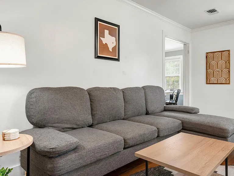 710 Inwood Dr — Photo 3