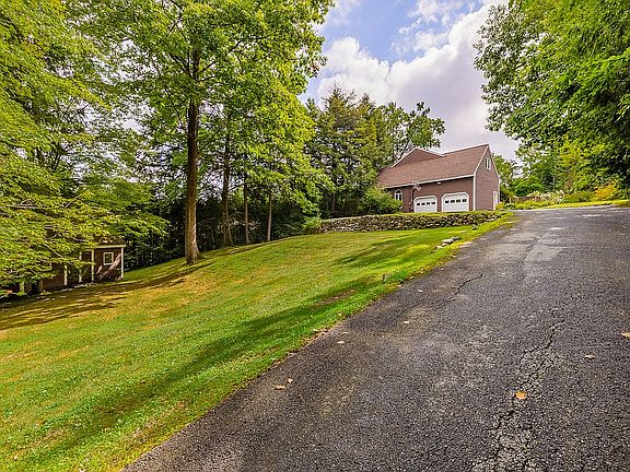 2nd image of 8 Wellington Cir