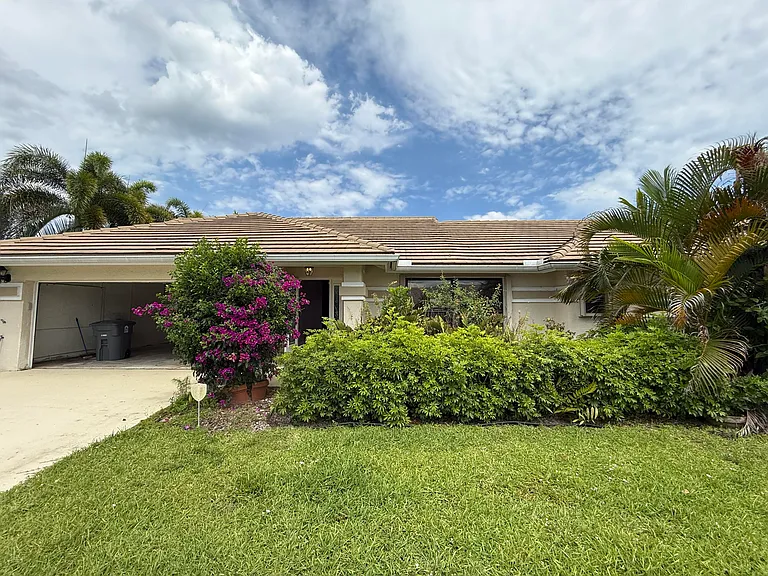9215 Sun Pointe Dr — Photo 1