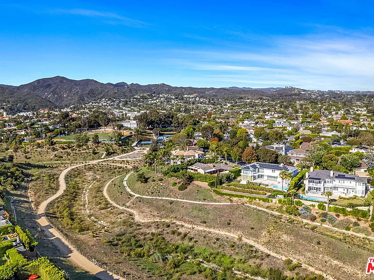 623 Alma Real Dr — Photo 4