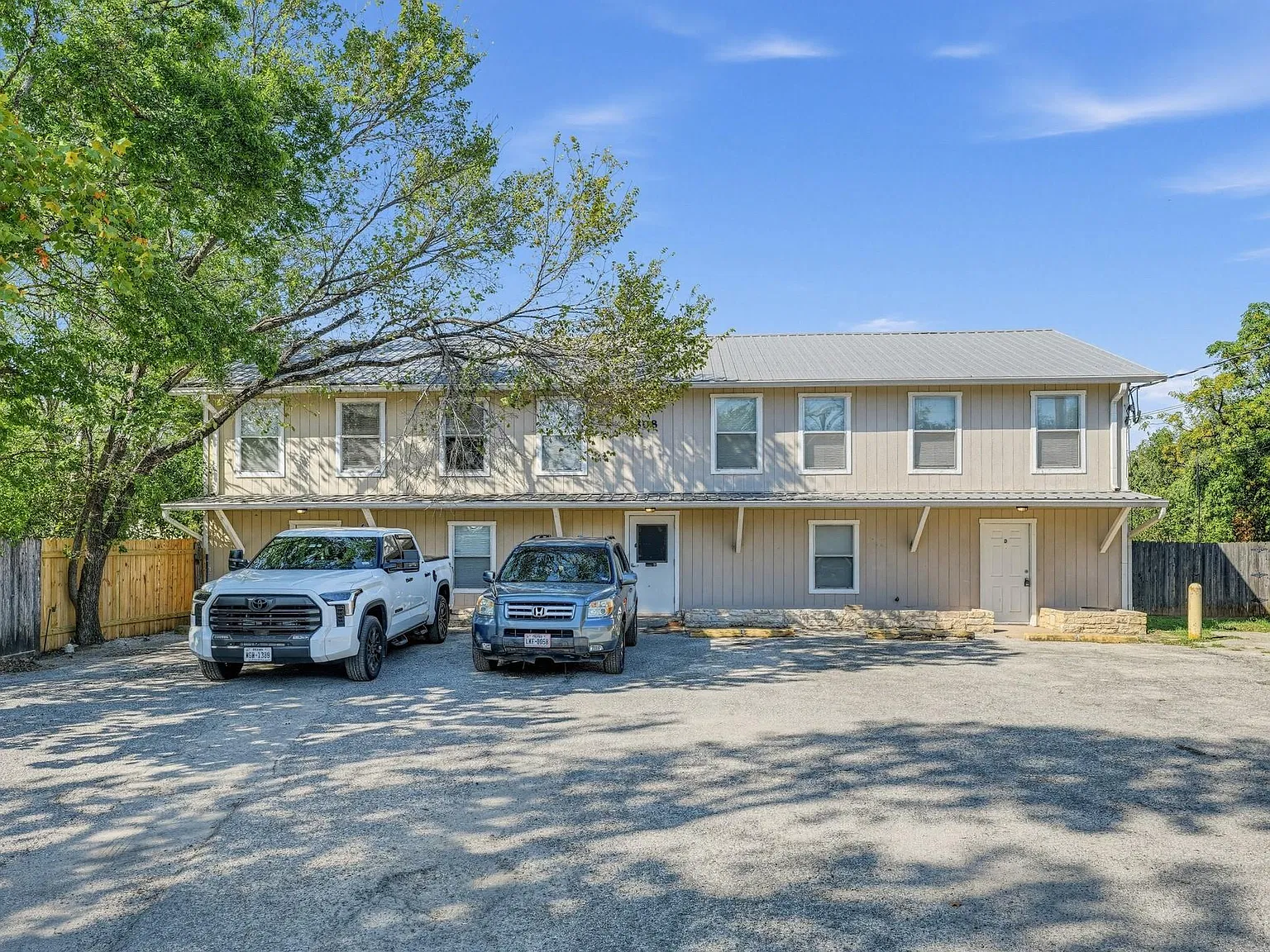 2 bed, 1.0 bath, 945 sqft, $795 — Photo 2