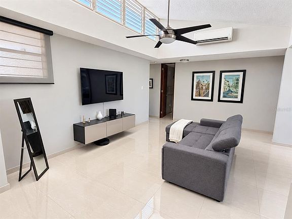 2nd image of 291 AVENIDA SANTA ANA