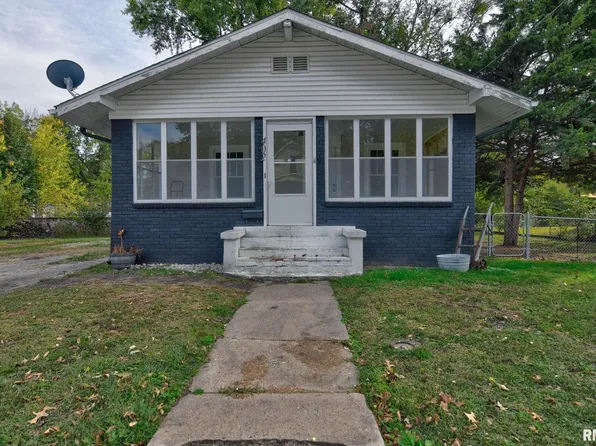 402 E Adams St, Taylorville, IL 62568