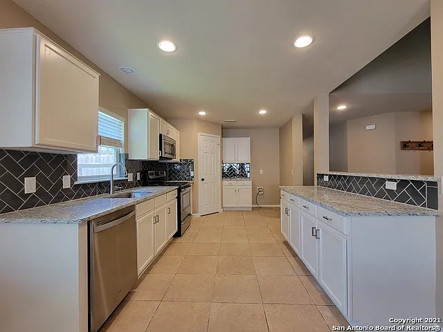 4 bed, 2.5 bath, 2862 sqft, $2,275 — Photo 3