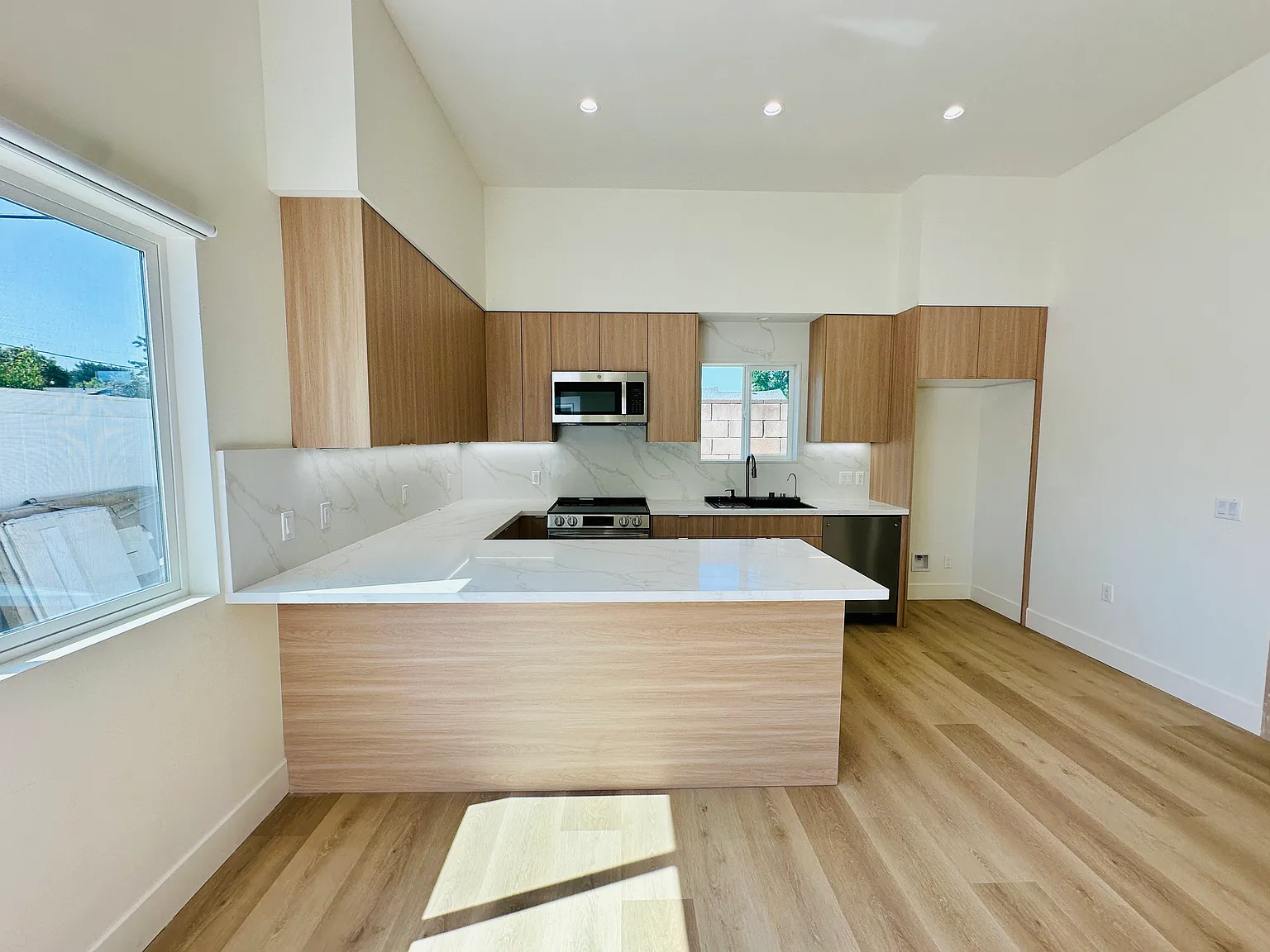 2 bed, 860 sqft, $3,200 — Photo 2