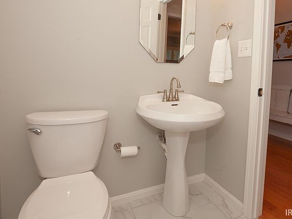 4th image of 3201 Roselawn Cir