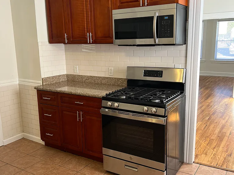 85 Kings Hwy E — Photo 2