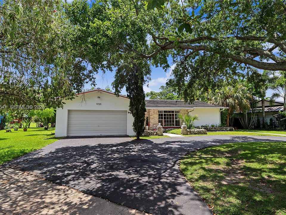 1st image of 9720 Palmetto Club Ln W