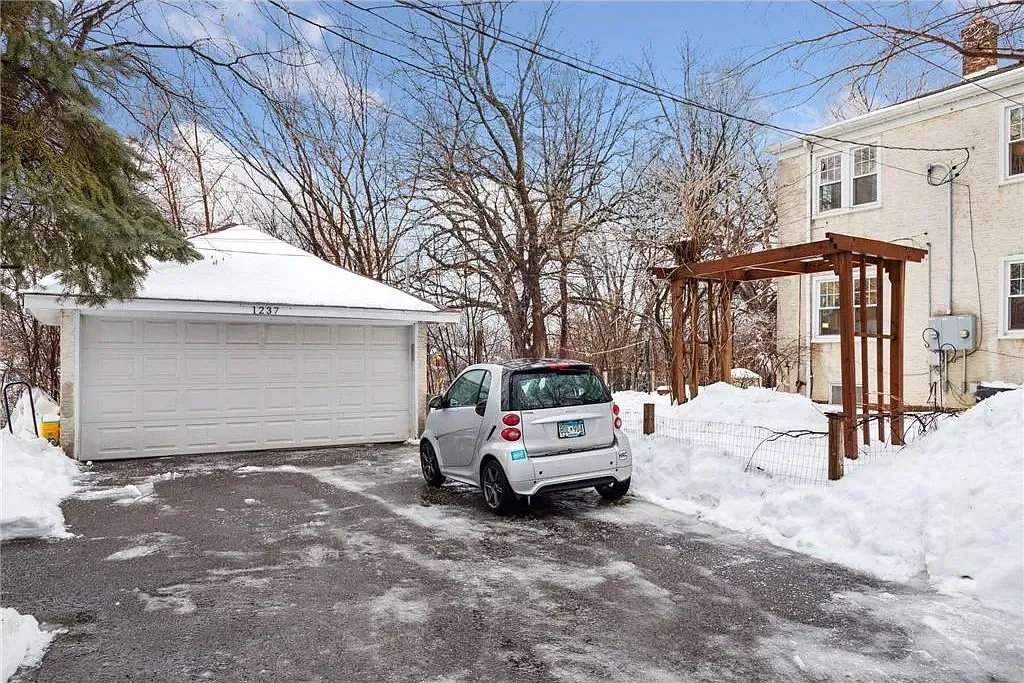 3 bed, 1376 sqft, $2,450 — Photo 3