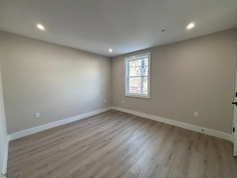 3 bed, 1.0 bath, $2,500 — Photo 4