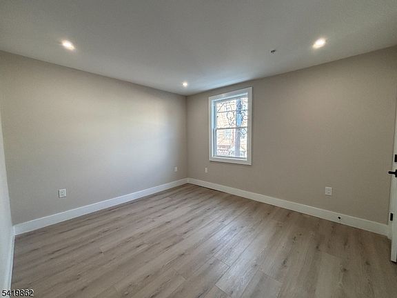 4th image of 136 Elm St