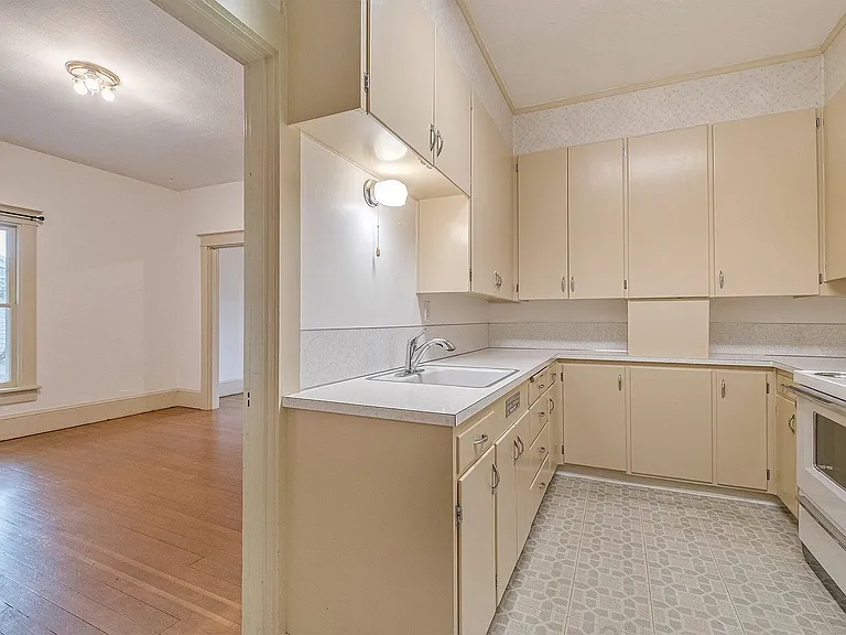 623 E Main St — Photo 16