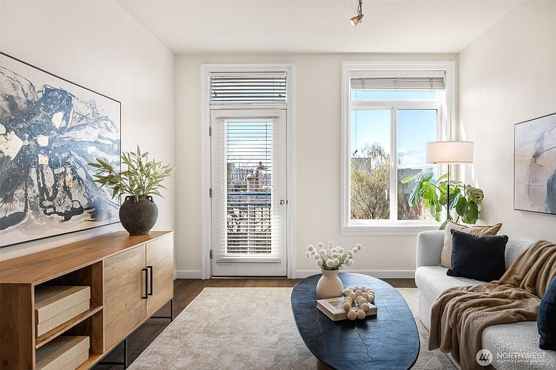 4th image of 2414 1st Avenue #413