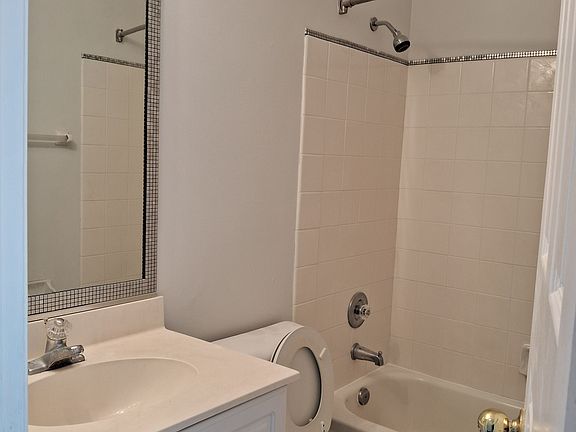 5th image of 1154 Hawthorne Ln