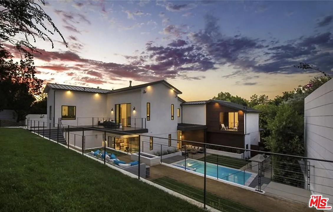 5 bed, 6.5 bath, 5702 sqft, $29,999 — Photo 1