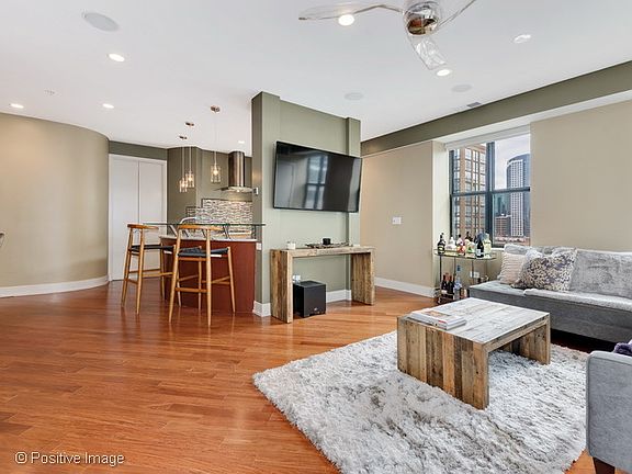 4th image of 451 W Huron St Unit 1512