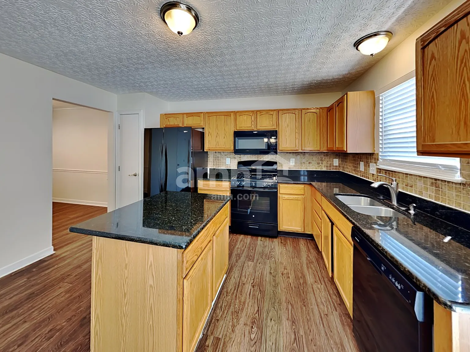 4 bed, 2.5 bath, 1916 sqft, $2,645 — Photo 3