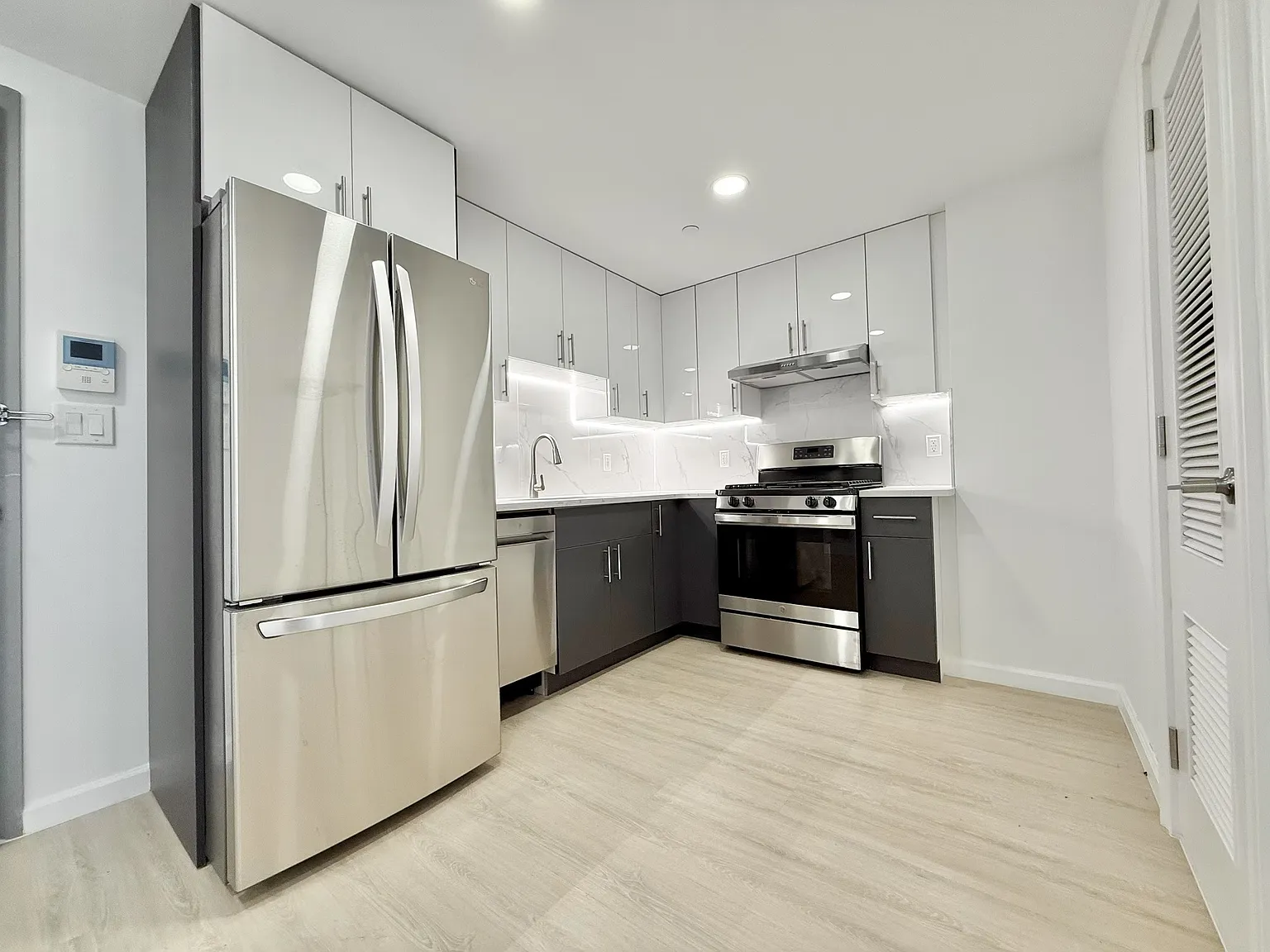 2 bed, 747 sqft, $3,200 — Photo 4