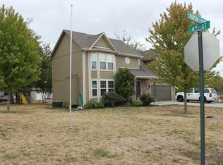 401 Aspen Ln, Wellsville, KS 66092