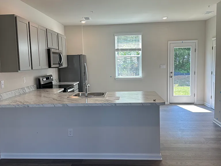 842 Derwent Ln #842 — Photo 2