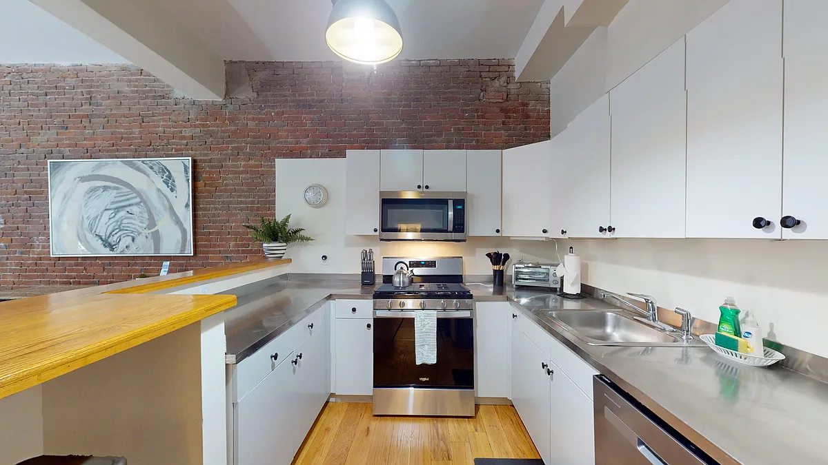 Building Photo - 19 Stanhope St #1-D