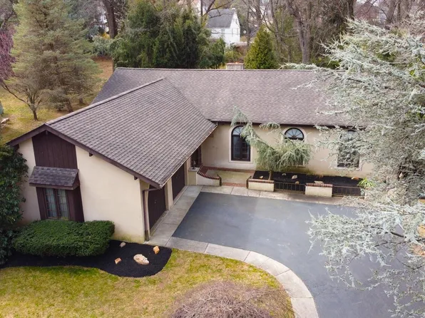 913 Sequoia Rd, Philadelphia, PA 19128