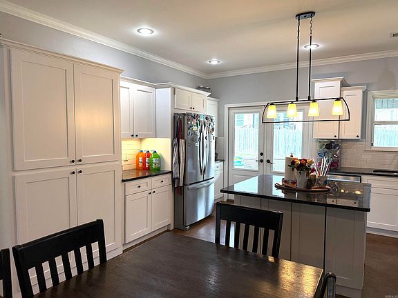 3rd image of 804 Laurel Ct