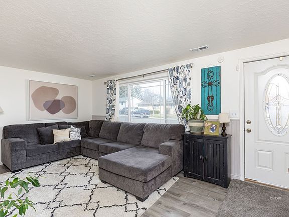 3rd image of 1375 Chaparral Dr