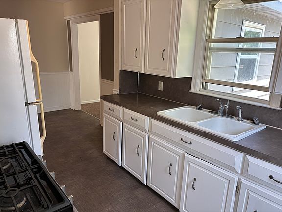 2nd image of 300 Alten Ave NE