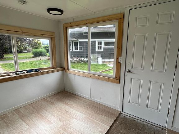 Carpet feet pad was installed by door.