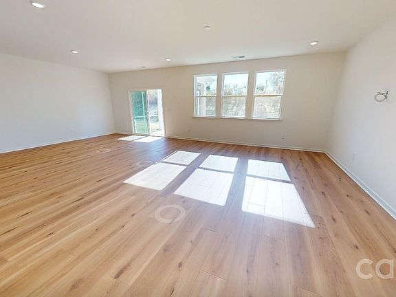 3rd image of 505 Mallet Hill Cir