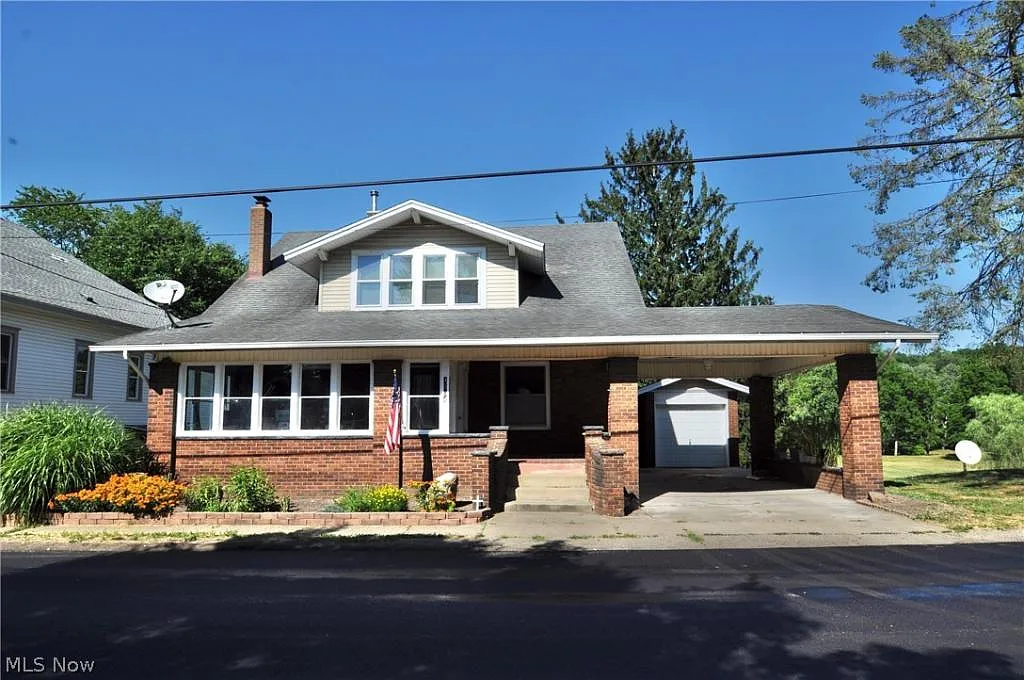 4904 Ridge Ave SE photo 1