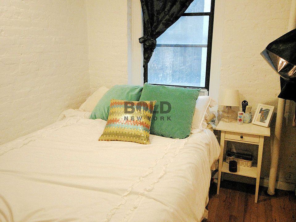 2nd image of 114 Christopher St APT 003