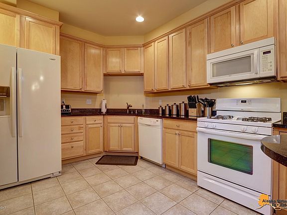 Large Completely Outfitted Kitchen! Plus Kurig Coffee Maker, 5-Cup Coffee Maker, Coffee Bean Grinder, Large Crock Pot & Juicer!