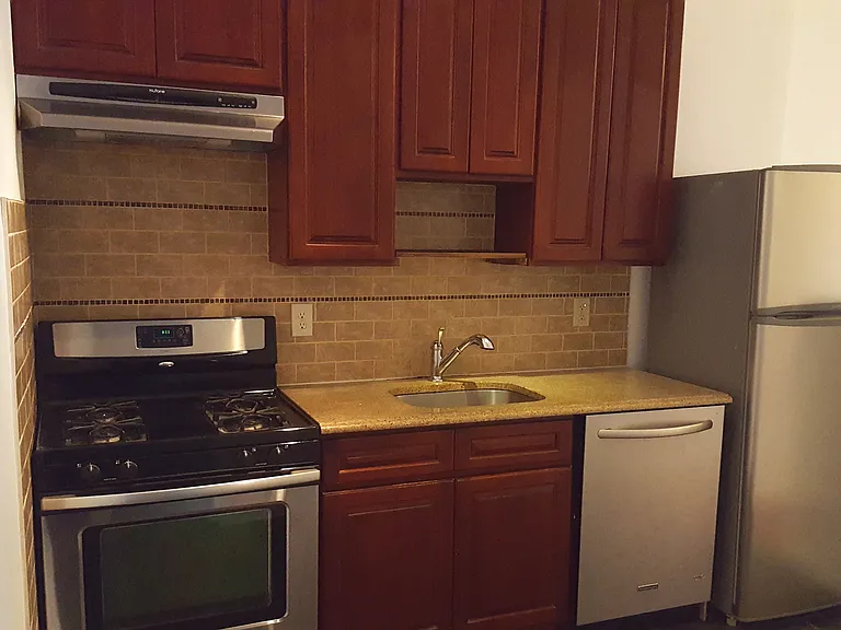 36 Sutton St #1R — Photo 11