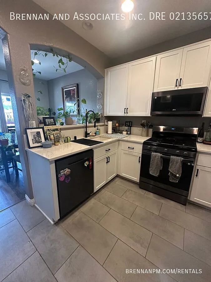 3 bed, 2.5 bath Townhome in Eastlake — Photo 3