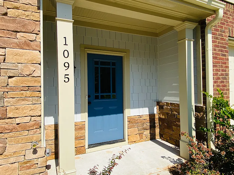 1095 N Village Dr — Photo 3