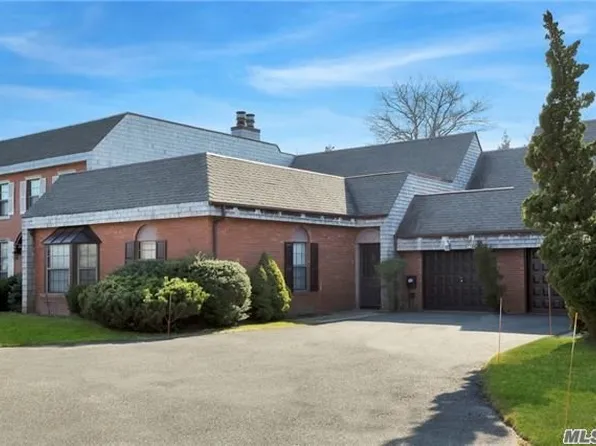 242 Helm Ln, Bay Shore, NY 11706