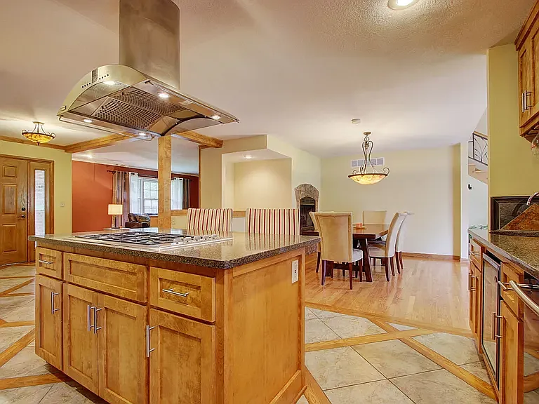 9536 Manor Rd — Photo 6