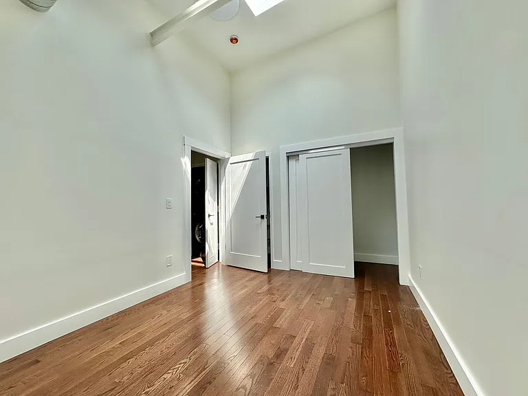 402 Crown St — Photo 9