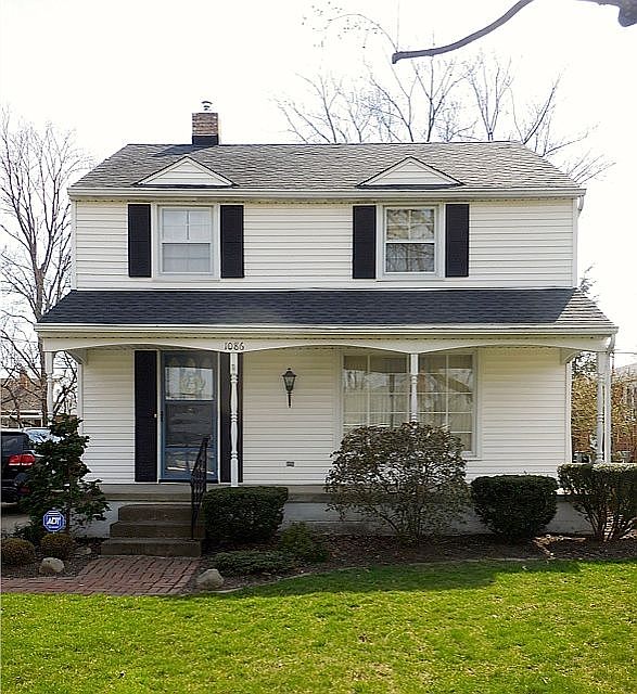 Large porch w/ landscaping